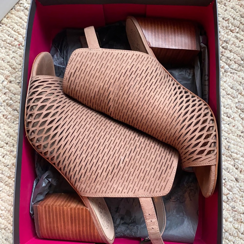 Vince Camuto Tauplicious